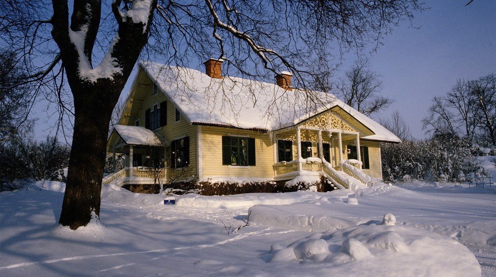 Gul villa med snö på taket